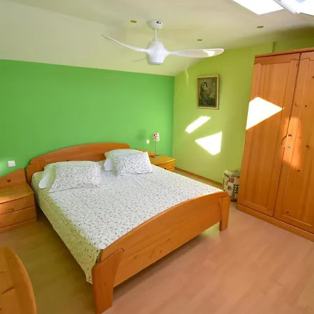 Familie Percinic Apartman Rab Town