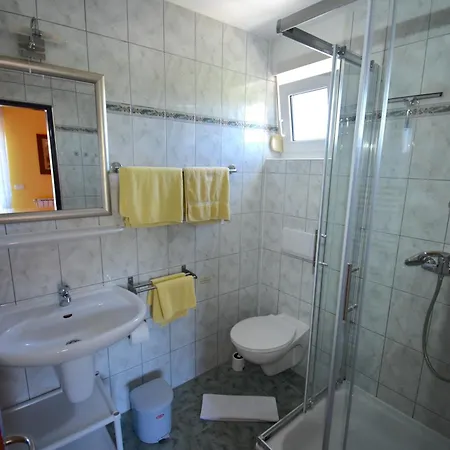 Familie Percinic Apartman Rab Town